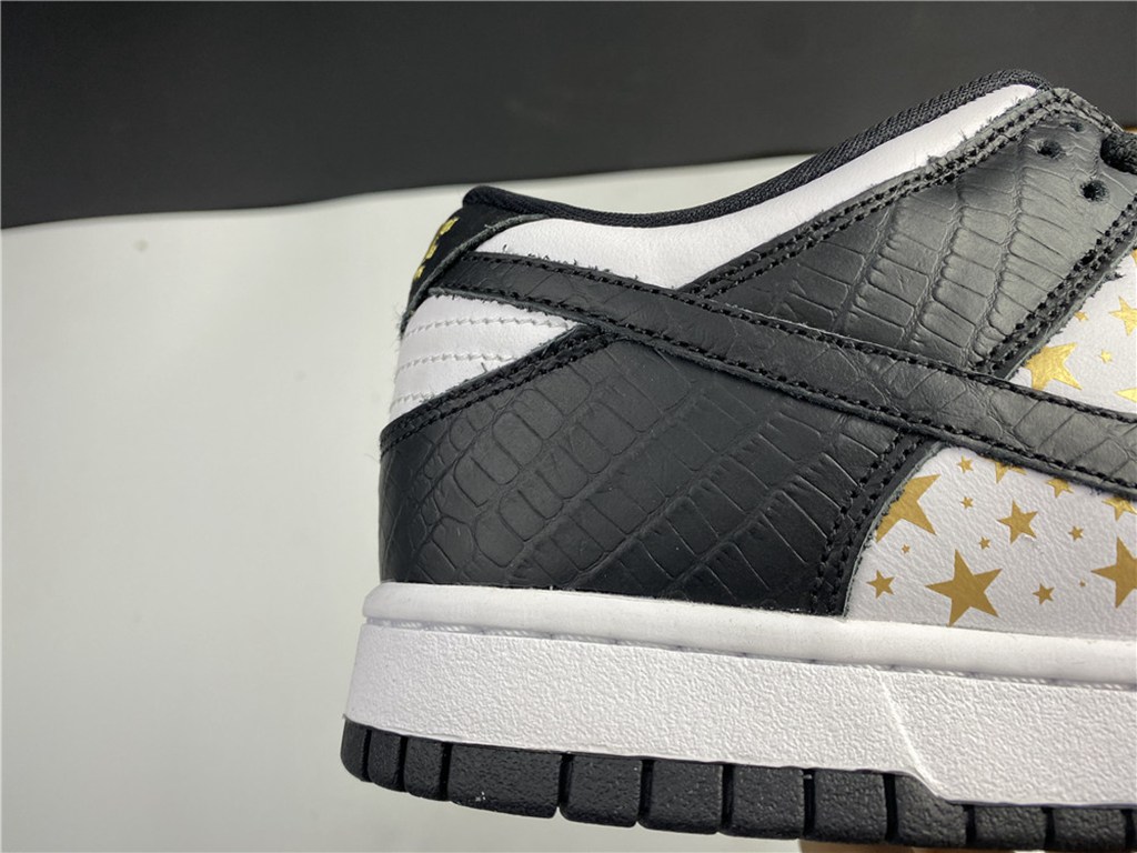 Svp*me x Nike SB Dunk Low DH3228-102